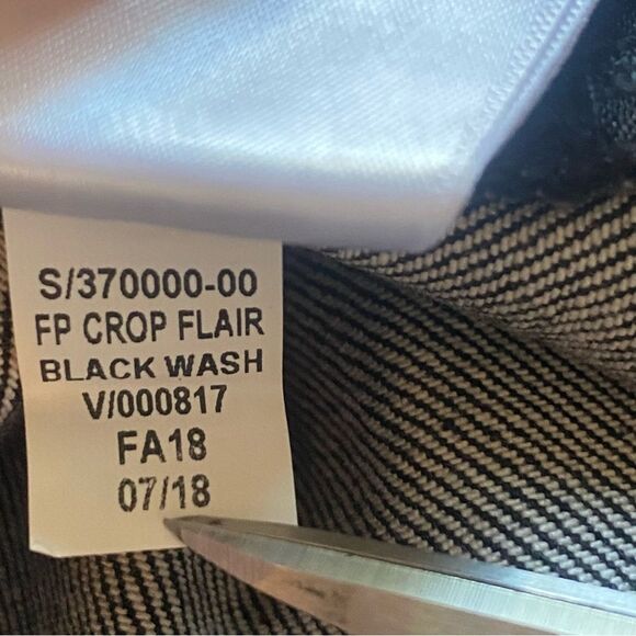 Gap Maternity New With Tags Full Panel Crop Flair Black Jeans Size 27R - Picture 7 of 12